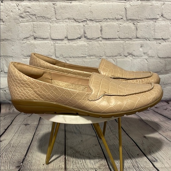 Easy Spirit “Seabides” Croc-Embossed Beige Loafers Sz 9.5 - Picture 1 of 11